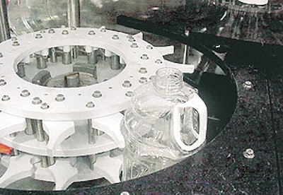 Spring-loaded fingers in two-level starwheel help stabilize a gallon jug during transfer at Ocean Spray's Henderson, NV, plant.