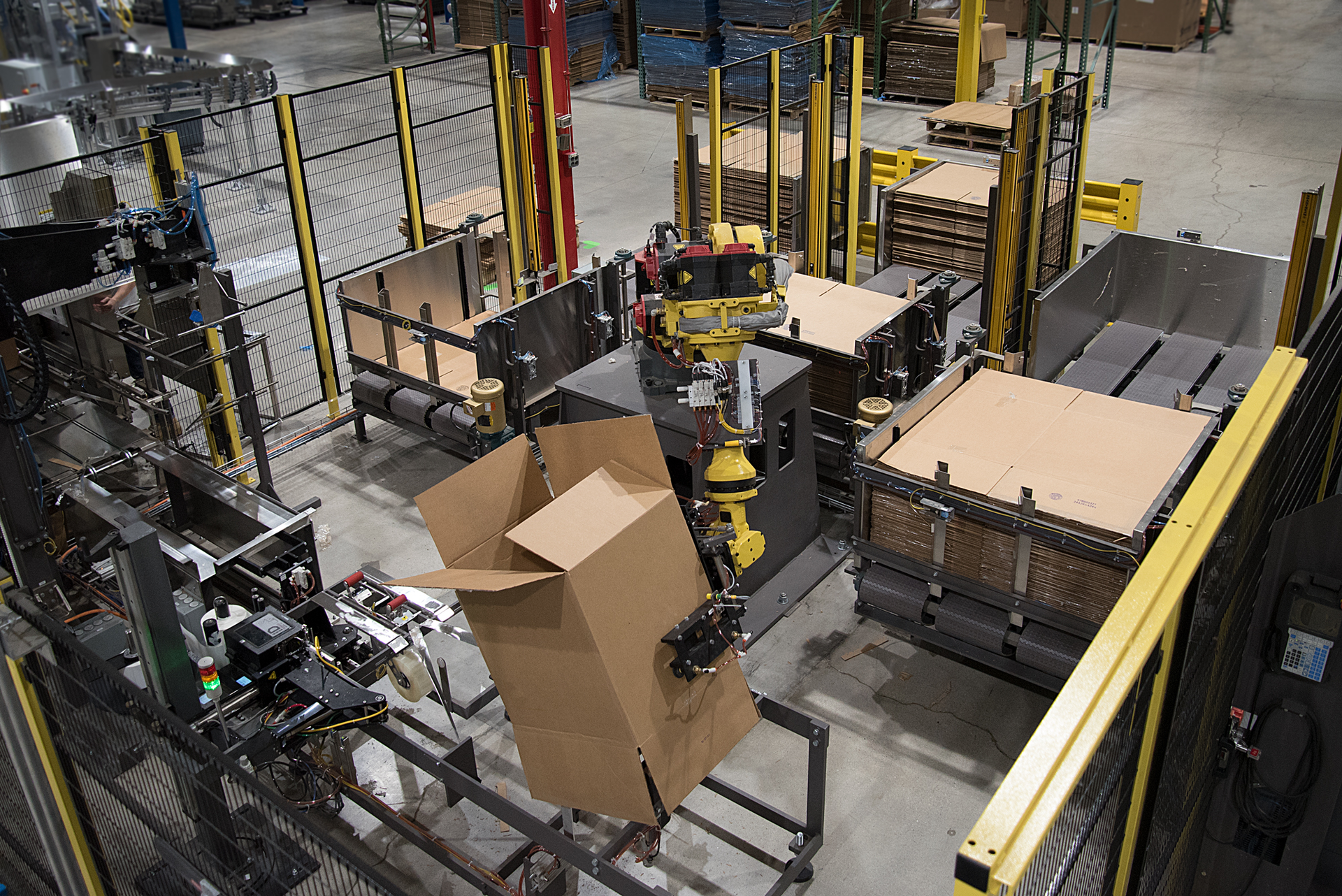 For case erecting and sealing, the robot&rsquo;s end effector lifts open a case before presenting it to the bottom tape operation.