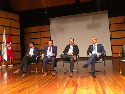 Photo 2 Panel Econom°a Circular