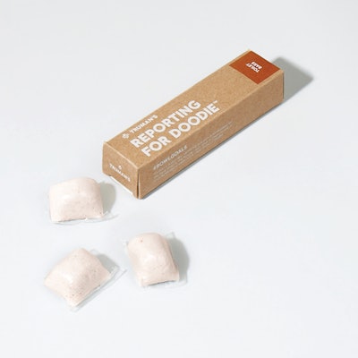 The toilet pods are the only pack in the starter kit system to use kraft paperboard, printed on one side in this case, since the five-panel design isn’t meant for a larger display, and explanation isn’t required for a one-per-week frequency product.