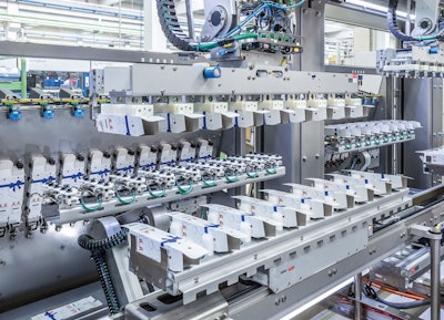 F3 robots de-stack the blanks for the gift packages from the magazine. F2 robots erect the boxes during transfer and place them on the Transmodul.