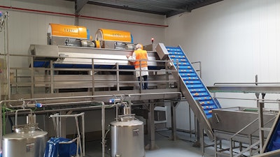 The new in-bulk line consists of citrus juice extractors producing 800 gal per hr.