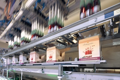 As many as 33,000 bottles per hour are placed by the KHS pick-and-place packer in the cartons erected by Schubert sub-machines.