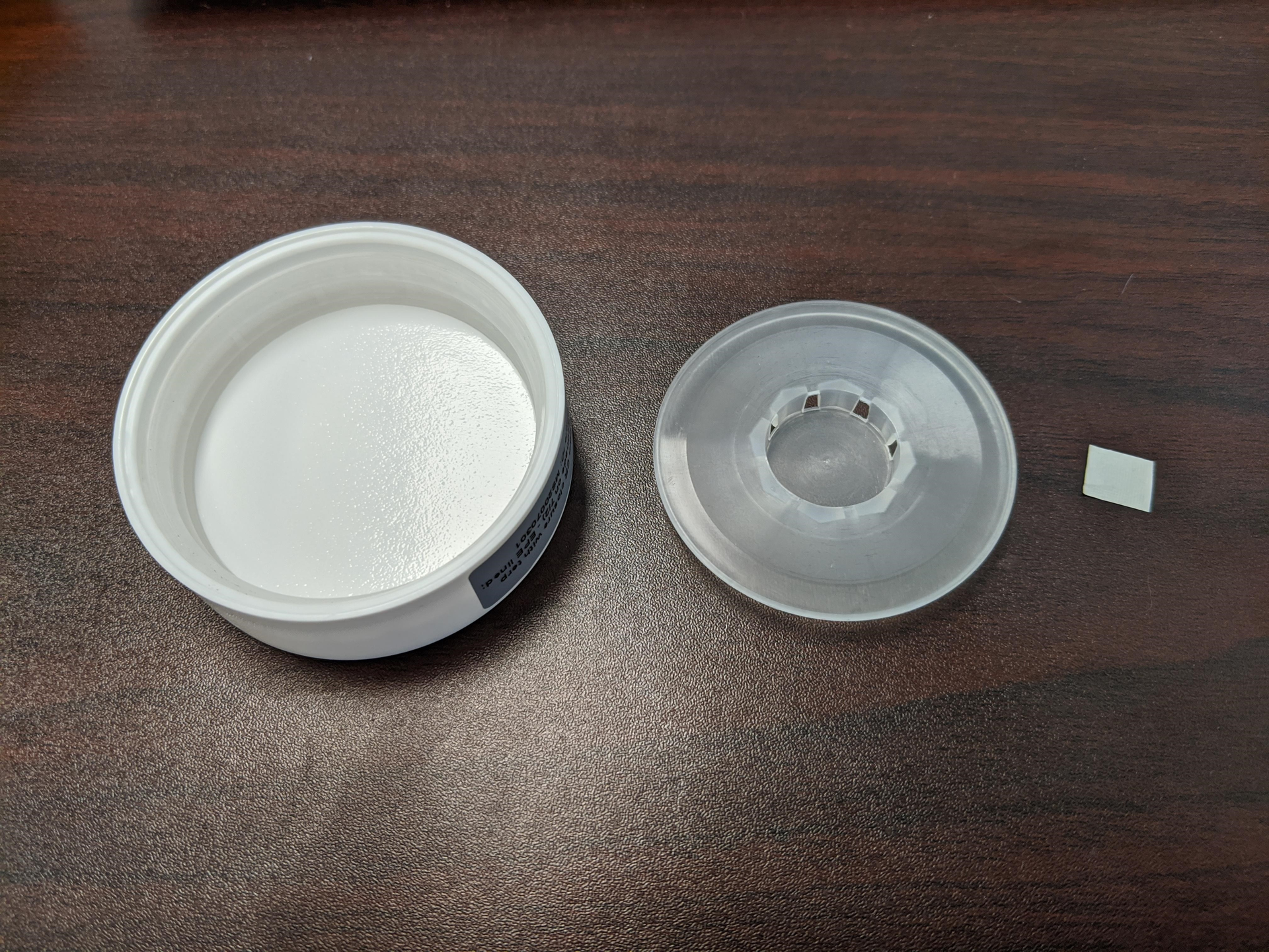 eBottles420 created a basket that fits into the underside of the jar&rsquo;s cap, which hangs down slightly into the jar&rsquo;s headspace.