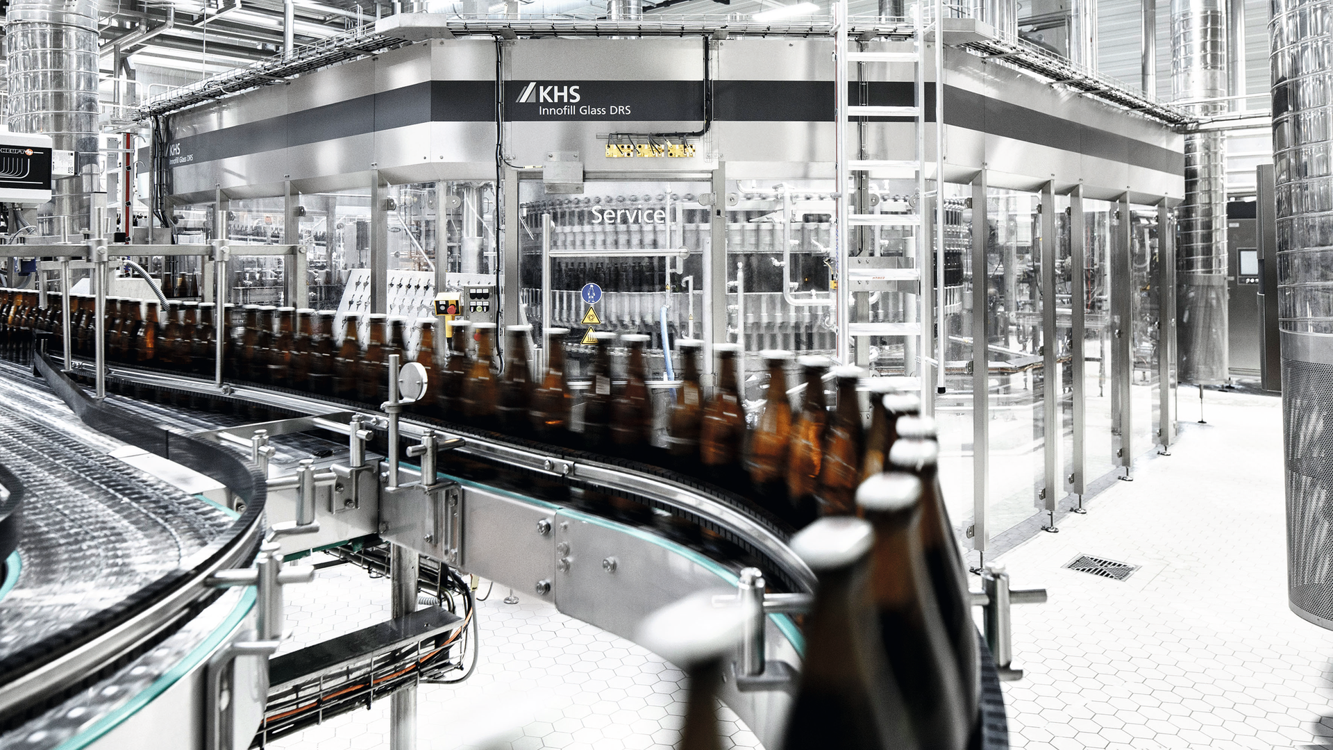 The Innofill Glass DRS-ZMS filler handles 0.33- and 0.5-L returnable glass bottles.