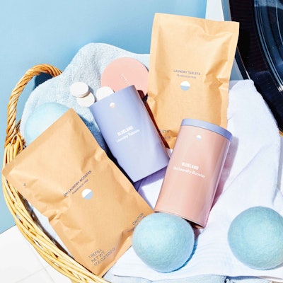 Laundry product refills, in powdered and tablet form, are sent to e-commerce consumers in compostable paper pouches.