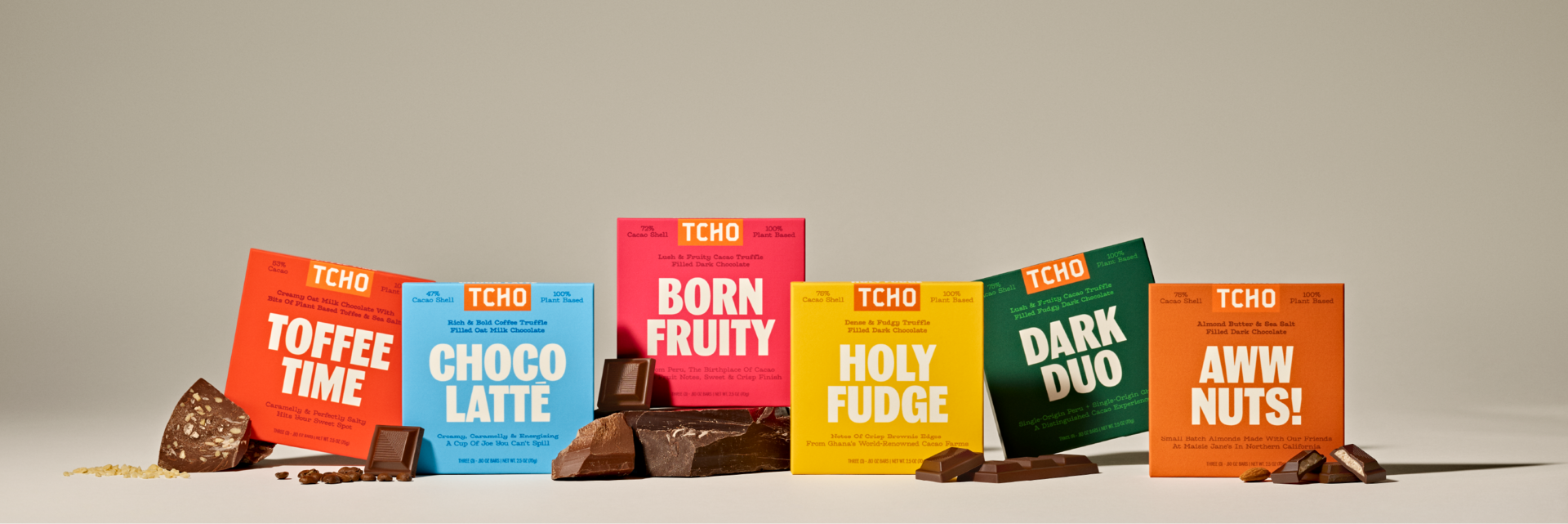 On the front panel of the chocolate bar carton, Super Okay chose bold, bright color backgrounds that reflect the natural brilliance of cacao pods throughout the world.