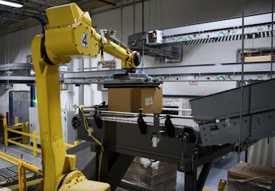 A Fanuc M-710iC/45M medium-payload, six-axis delta robot picks a case from the palletizer infeed for loading onto a pallet in one of 50 different configurations.