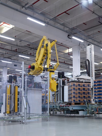 Barilla’s high-speed stretch wrappers employ automatic wrapping head changeovers, eliminating the need to stop production.