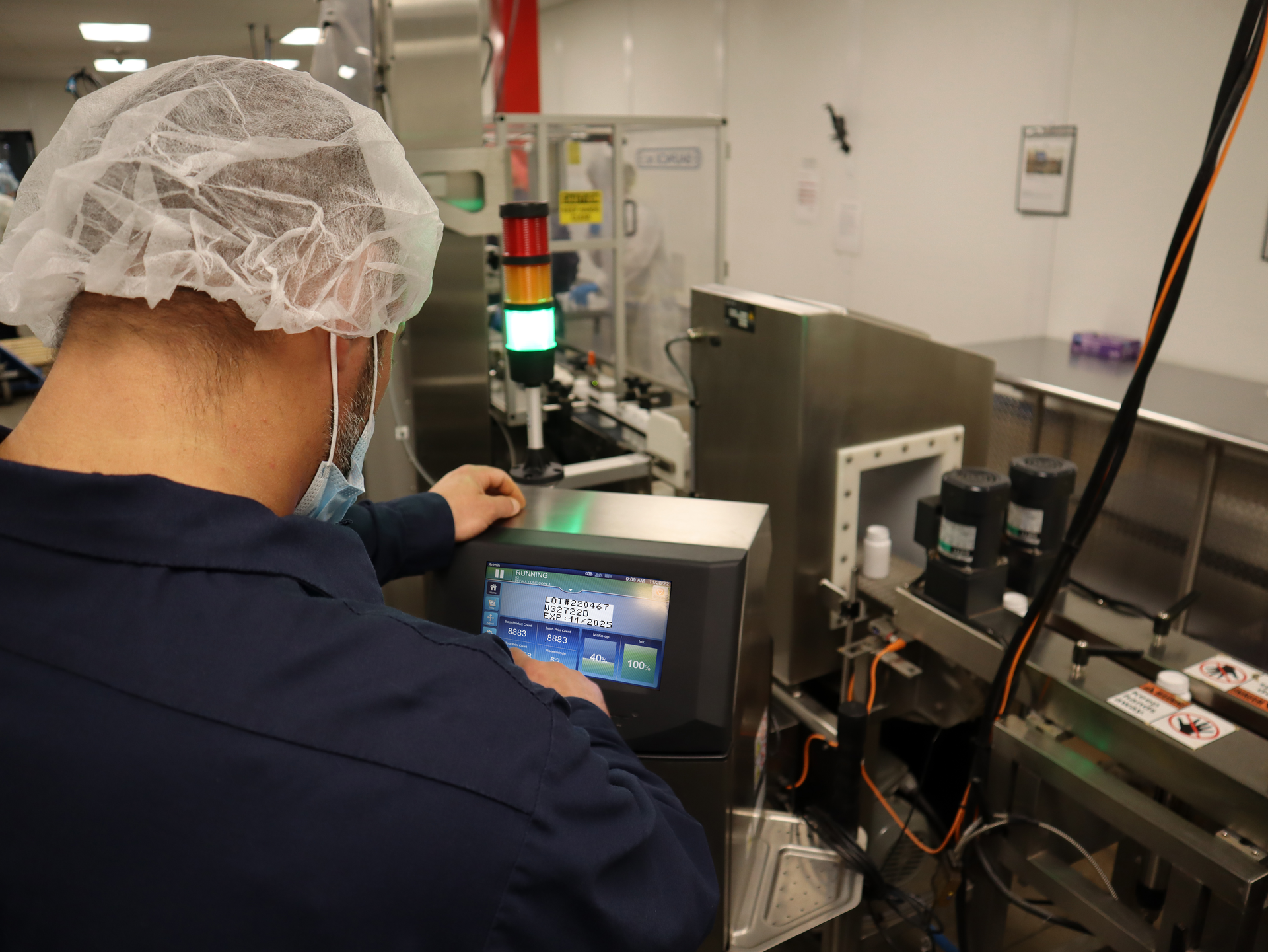 Mechanic using HMI to setup a VJ 1280.