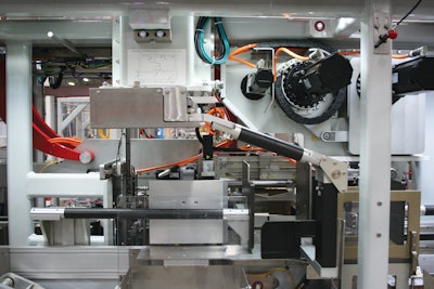 The CP-30 case packer features a variety of compact drives from Beckhoff, such as ultra-compact AM8100 series servomotors connected to EL72xx series EtherCAT I/O terminals with built-in drive technology.