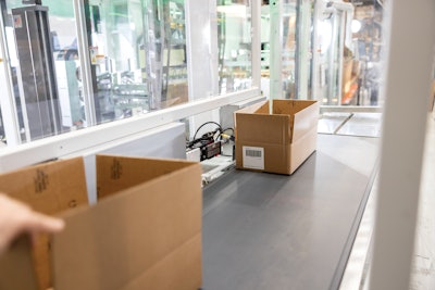 Pressure-sensitive print-and-apply Box IDs with each item’s dimensional information—unique to every single case—are automatically tamp-applied to the erected corrugated cases.