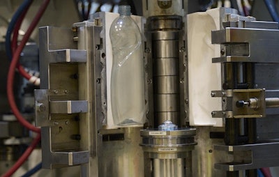 Mold 3D printed with Rigid 10K Resin for Unilever Slice 750 mL bottle installed onto the shell holder on the machine. The team can use the same process window as with a standard pilot mold, which allows them to reliably test the final process.