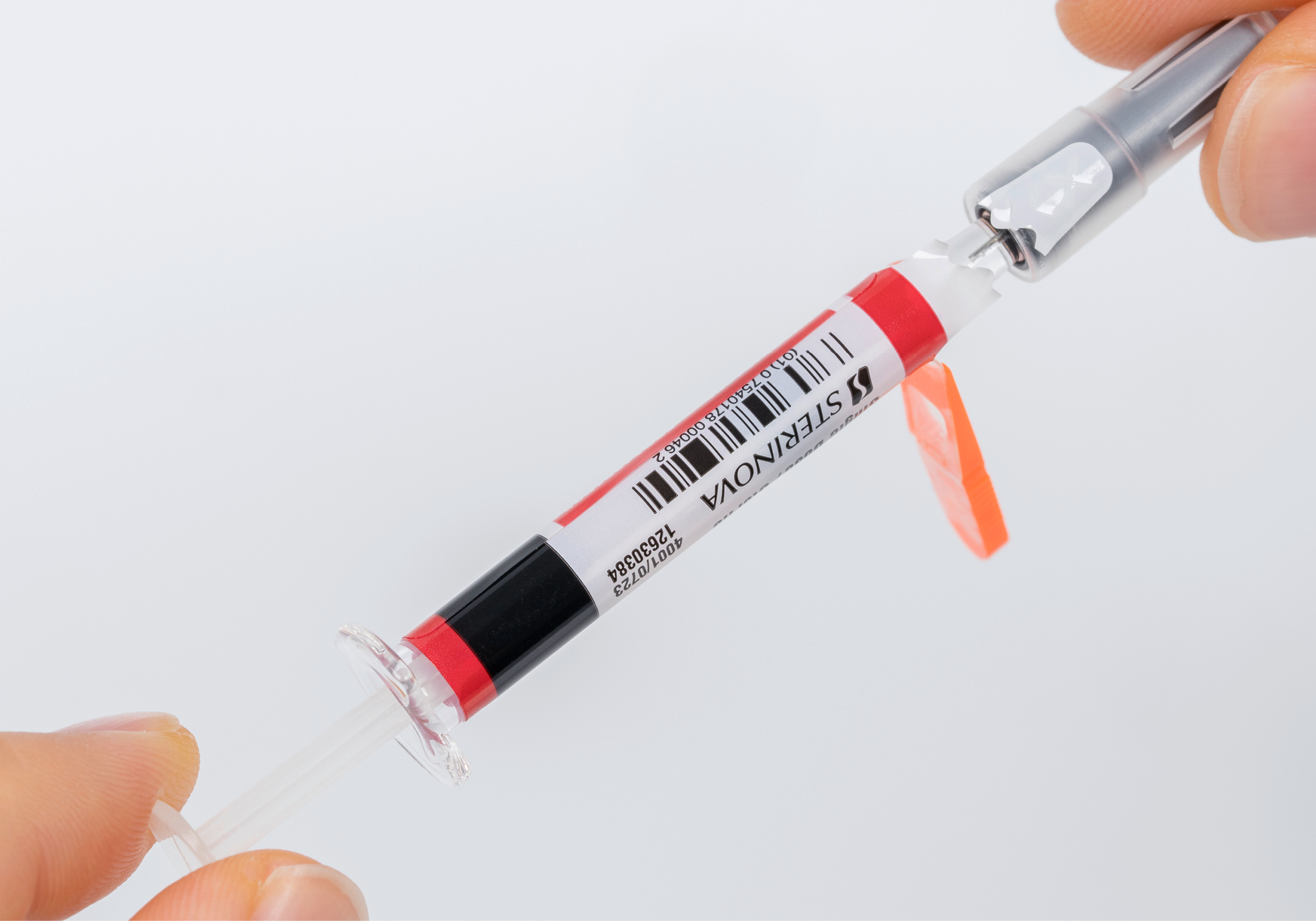 The security seal integrated in the needle protection system is automatically activated when pulling off the syringe cap and irreversibly indicates the first opening.