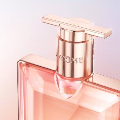 Lancǒme's new refillable perfume bottle features a pump that is 10% lighter than the market average and anodized to match the brand's rose gold colorway.