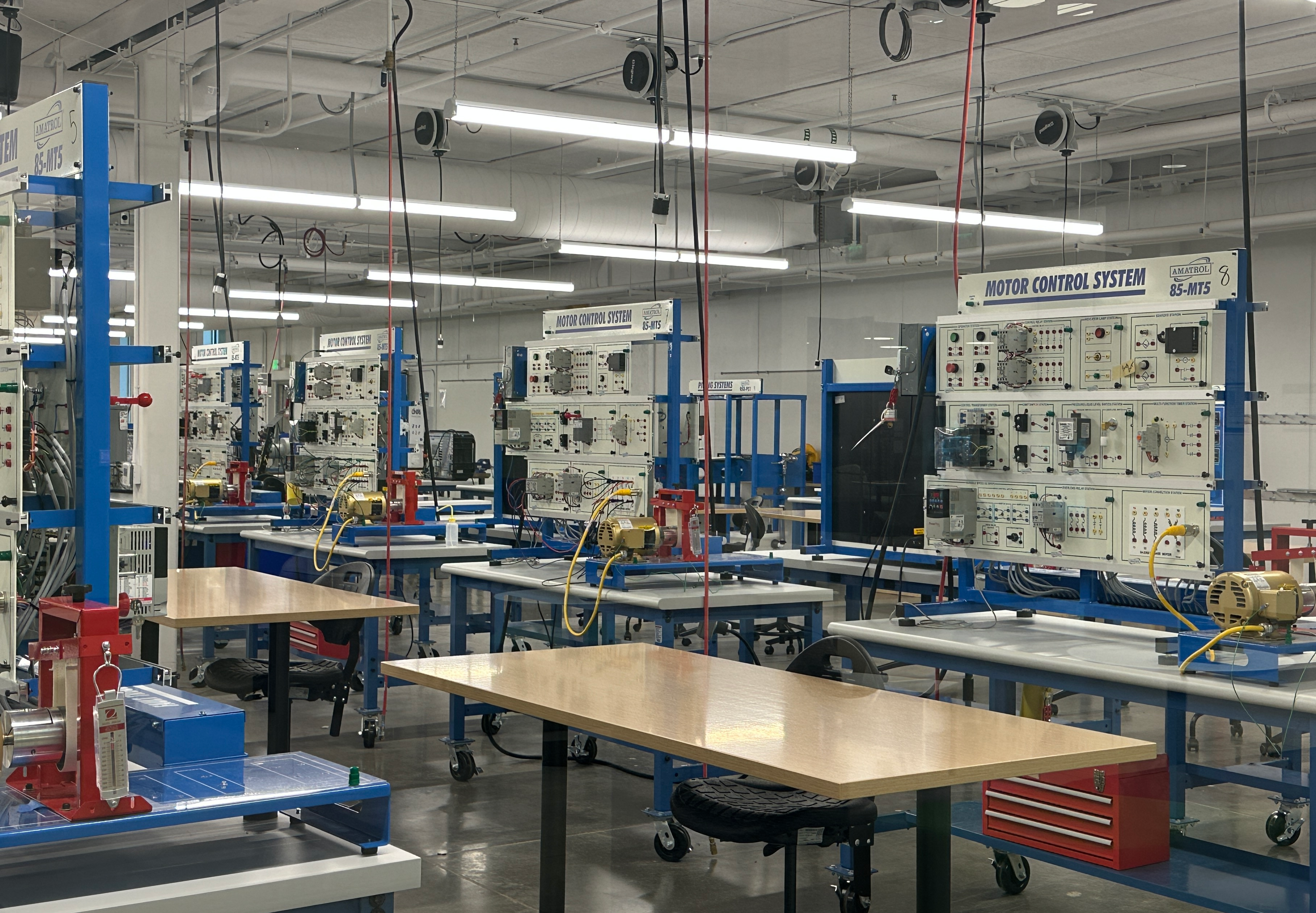 Manufacturing leaders toured the new College of Lake County Advanced Technology Center before engaging in a discussion on workforce challenges.