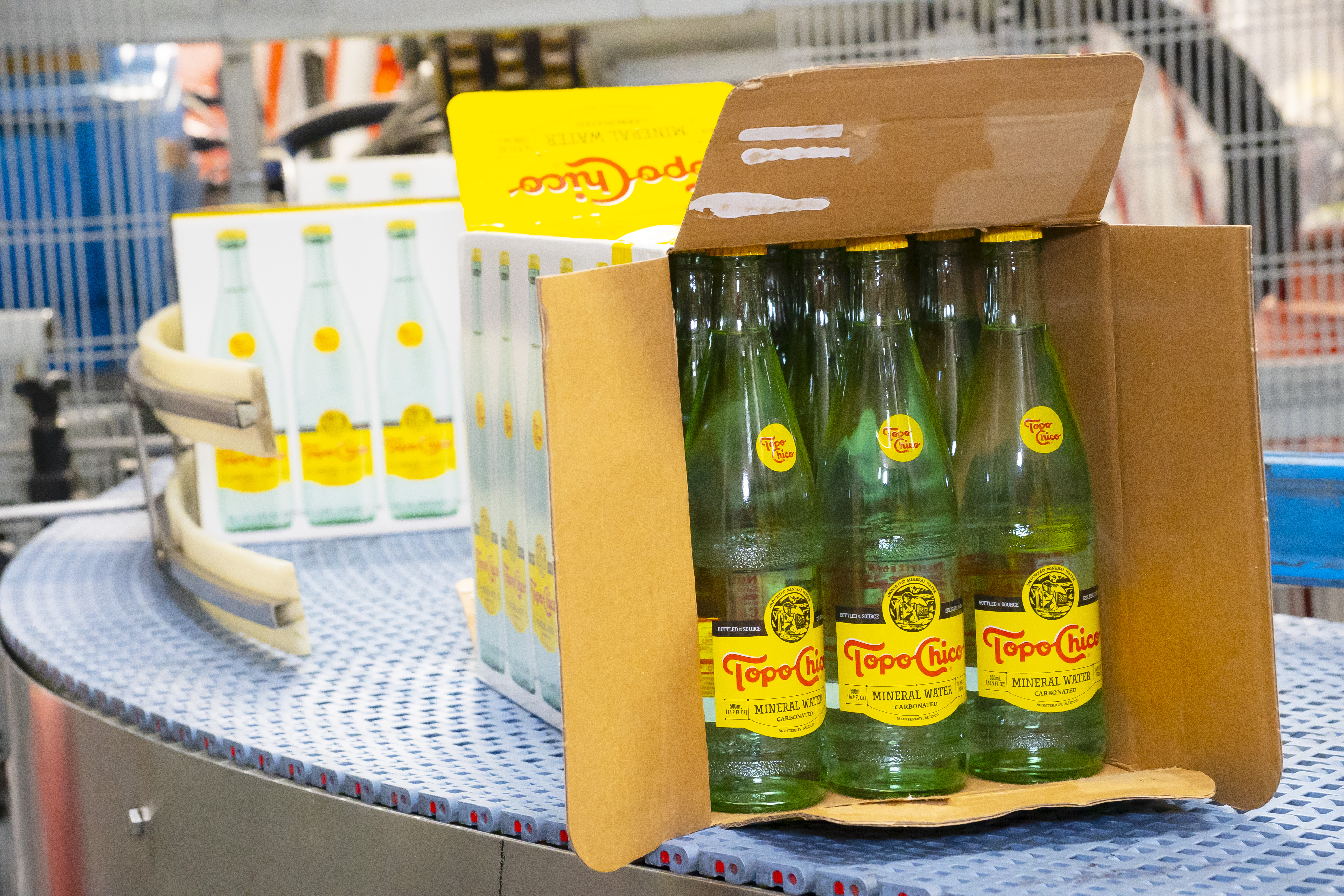 The adhesive volume is now electronically controlled with the new equipment using 24V signals to activate the electric valves, instead of adjusting the volume using nozzles and pneumatic pressure.