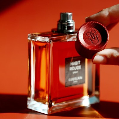 The closure replaces traditional plastic caps and is manufactured from ash wood sourced from sustainably managed forests.