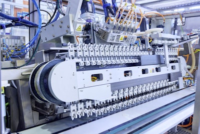 Two XTS linear transport systems installed parallel to each other enable extremely fast and highly precise joining of the plastic cap and carton packaging – supported by additional motion axes implemented using AM8000 servomotors (top).