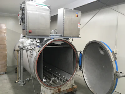 This used retort had its shell refurbished and new valves and control panels installed. Purchasing a unit on the secondhand market at a 50-to-60% cost savings versus a new retort allowed Hoganville Family Farms to automate its workflow.