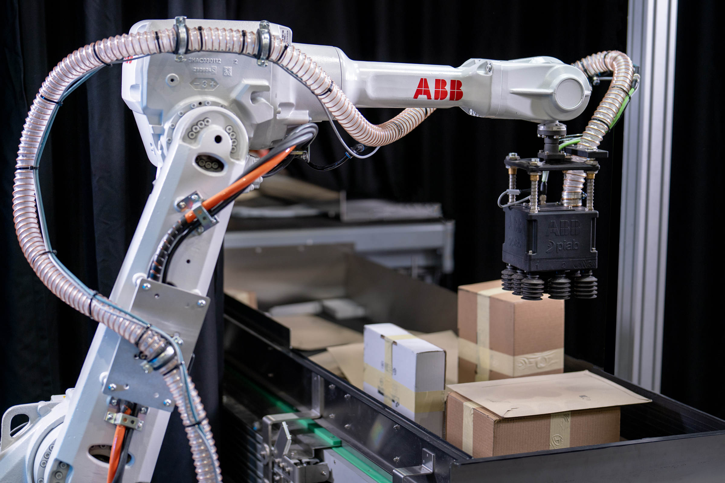 With AI-based vision technology, ABB Robotics&rsquo; Robotic Parcel Inductor can handle unknown and randomly arranged items in unstructured environments.