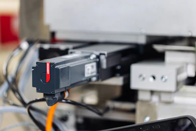 DIN rail mounted ELM7212 servo terminals and connected AM8000 series servomotors control printhead positioning to ensure smooth overlay of multiple ink colors.