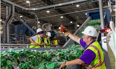 Eastman’s molecular recycling process breaks down mixed and hard-to-recycle PET-based plastic waste into its molecular building blocks before rebuilding it into new PET resin suitable for food-contact applications.