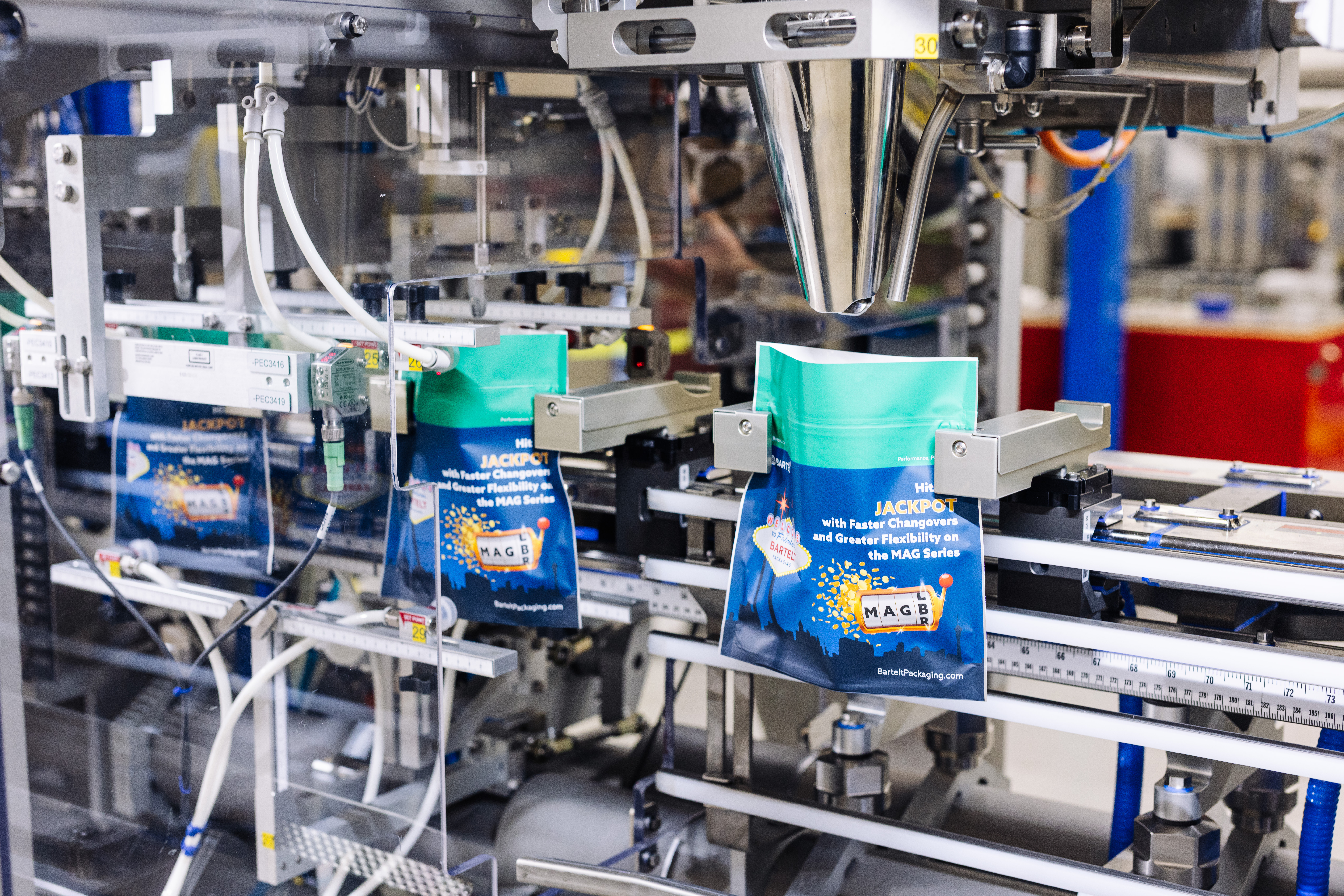 XTS intelligent transport technology also enables scalable MAG-B operation from simplex to triplex indexing. Other features include on-the-fly clamping, controlled shaking for product settling, and optimized nitrogen filling.