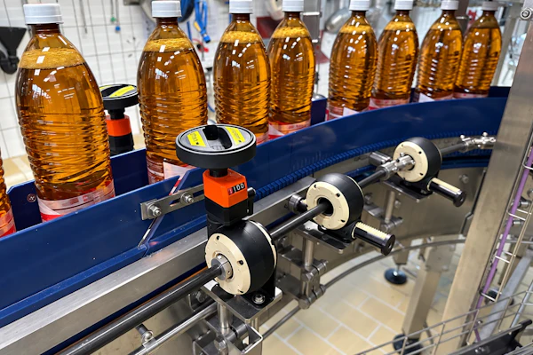 Before the automation by igus, users had to operate 48 adjusting screws for each product change by hand. The aisle changeover now works conveniently via a hand wheel.