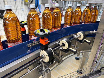 Before the automation by igus, users had to operate 48 adjusting screws for each product change by hand. The aisle changeover now works conveniently via a hand wheel.